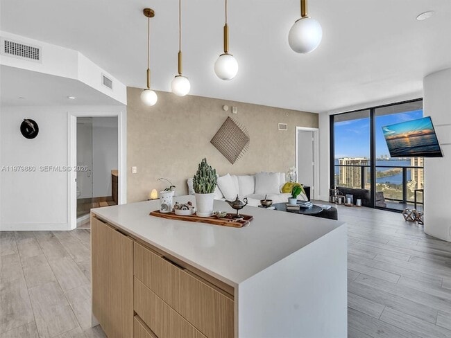 Building Photo - 121 NE 34th St