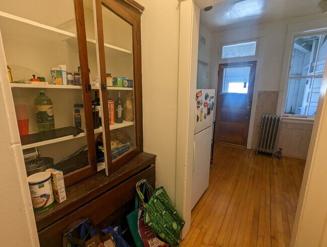 Building Photo - Very Spacious 2 BR/1 BA in Wrigleyville