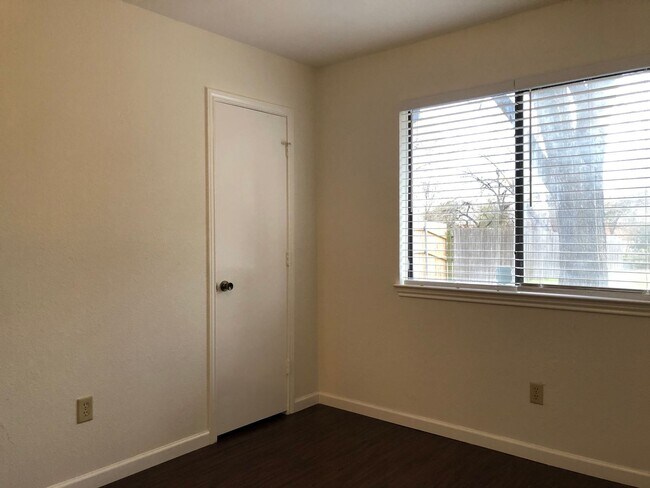Building Photo - 208 E Denton Dr