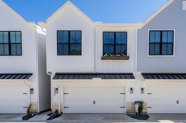 Primary Photo - Modern 3-Bedroom Townhome in Gated Highlan...