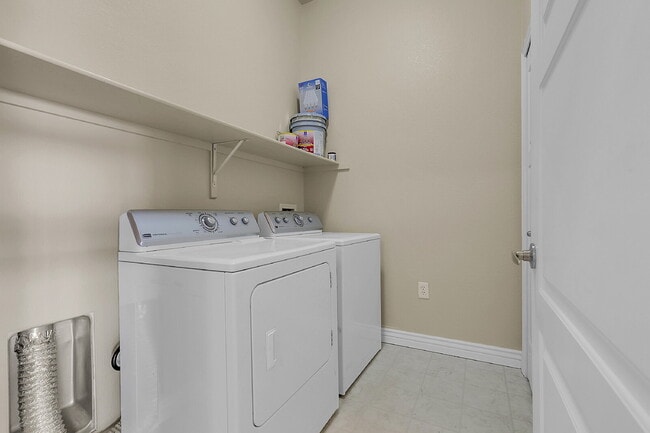Building Photo - $1,740.95, 1 Bed, 1 Bath Condo in Englewood with AC and In Unit Laundry!