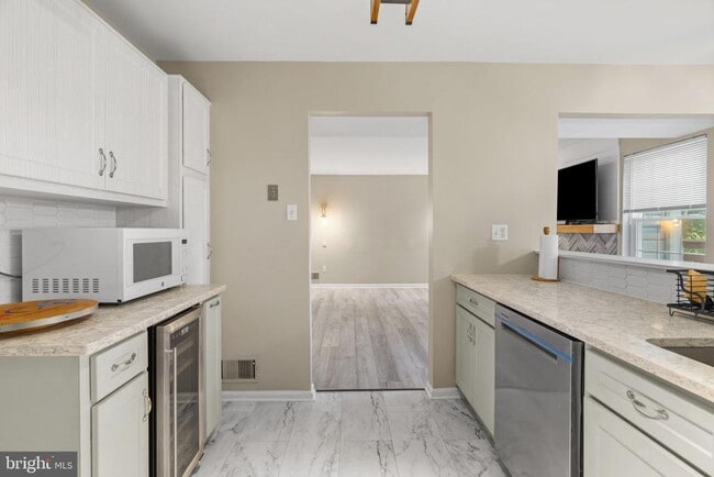 Building Photo - 424 Revere Dr