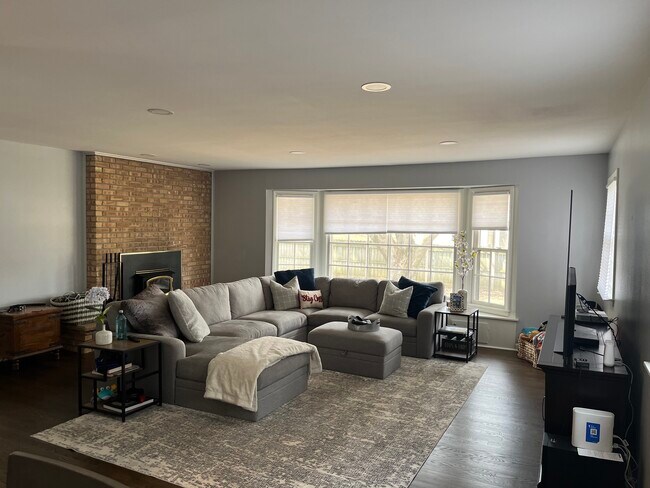 Building Photo - 8445 N Greenvale Rd