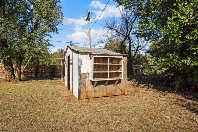 Building Photo - 2812 S Broadway Ave