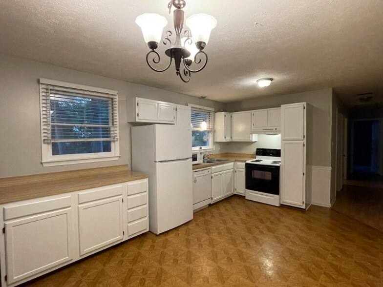 Building Photo - 26125 Cresent Ln