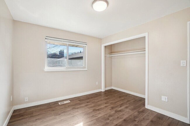 Building Photo - 240 W 220 S St