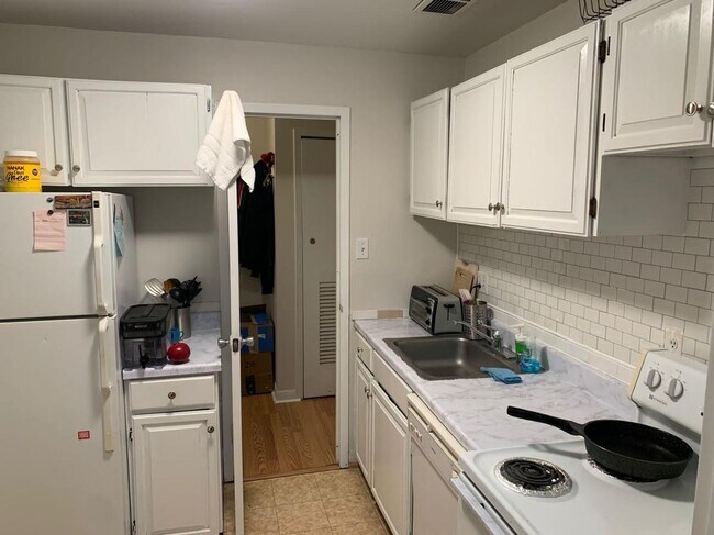 Kitchen - 3101 S Manchester St