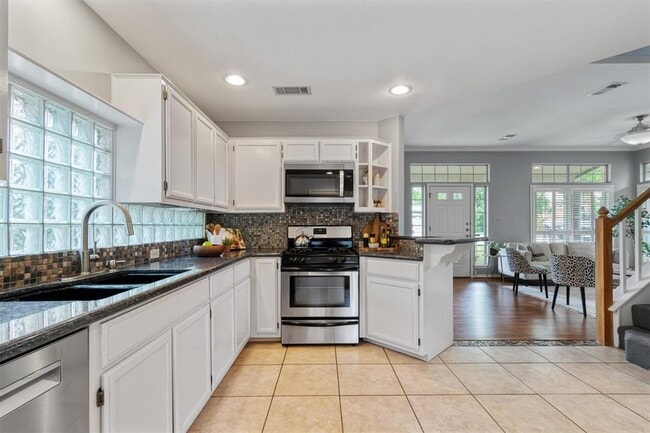 Building Photo - 2207 Shoalmont Dr
