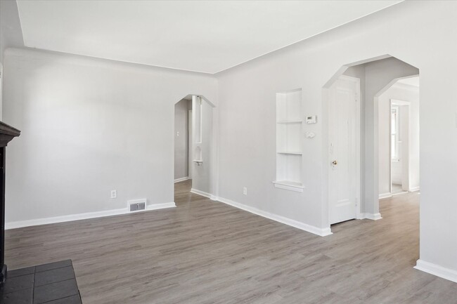 Building Photo - $1375 3 bedooms