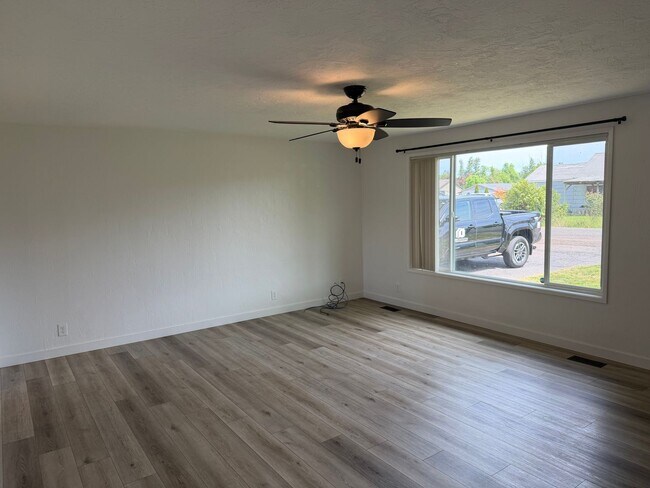 Building Photo - Updated 2 bedroom 1 bath duplex!
