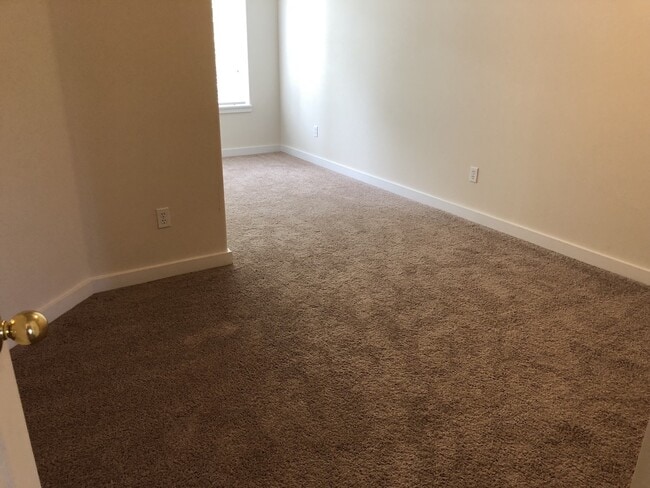 Building Photo - Beautiful Townhouse in Prime Tigard Locati...