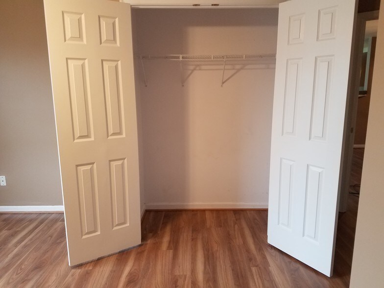 closet 2 - 11009 Kinship Ct