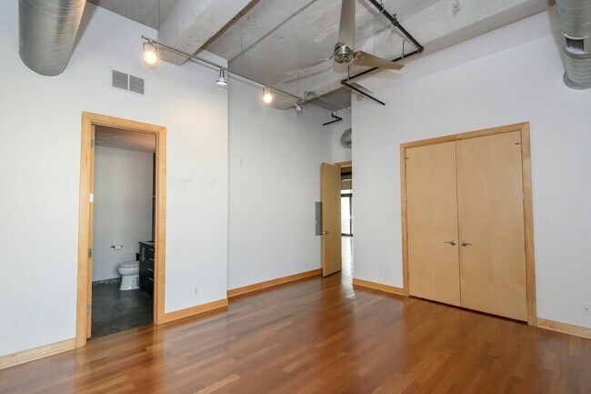 Building Photo - 239 E Chicago St