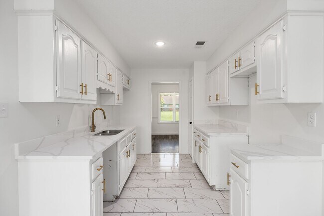 Building Photo - 3 Bedroom, 2 bath with a bonus room near B...