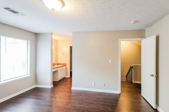 Building Photo - 819 Park Villa Way