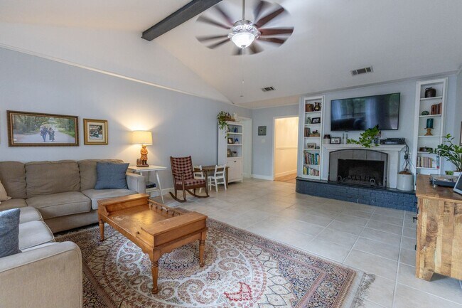Building Photo - Coming Soon – Home in Lake Forest! | 100 S...