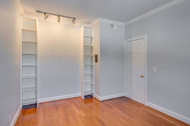 Building Photo - Spacious 2BR/2BA End Unit Condo in Desirab...