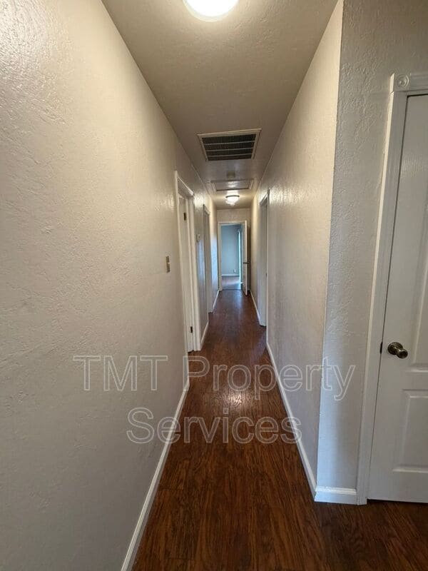 Building Photo - 2011 Mangrum Ave