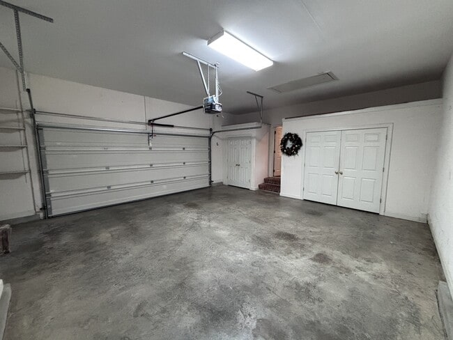 Building Photo - 420 Lake Forest Dr SE