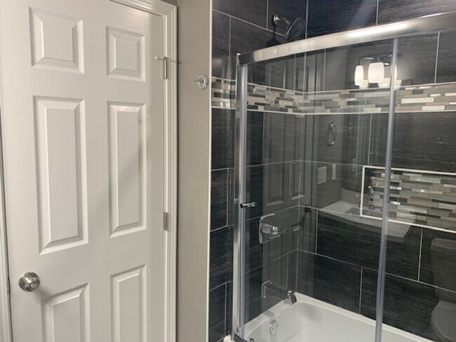 Building Photo - Inviting 2BR Gem with Balcony Views in For...