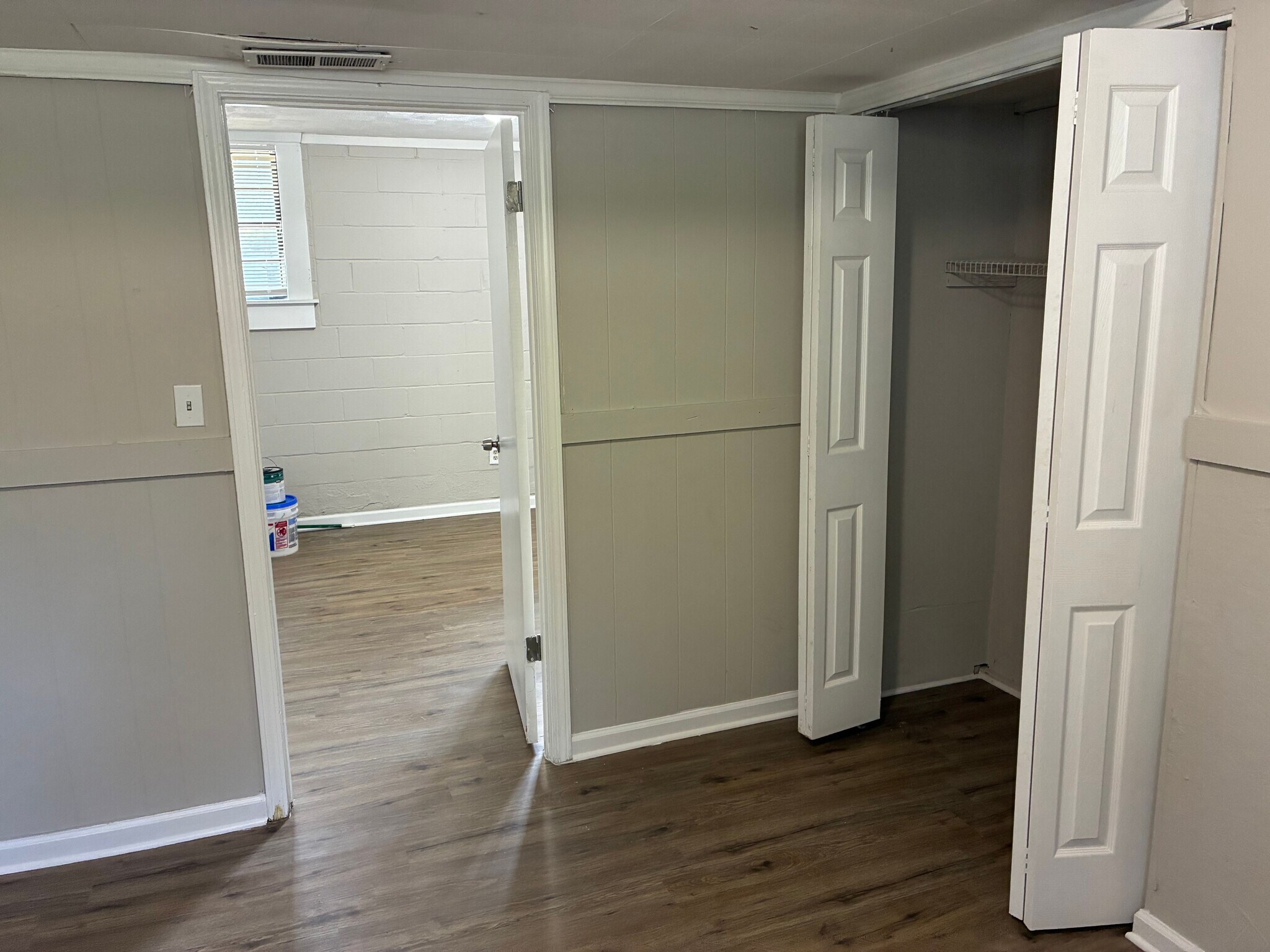 Building Photo - Room in House on Reba Rd