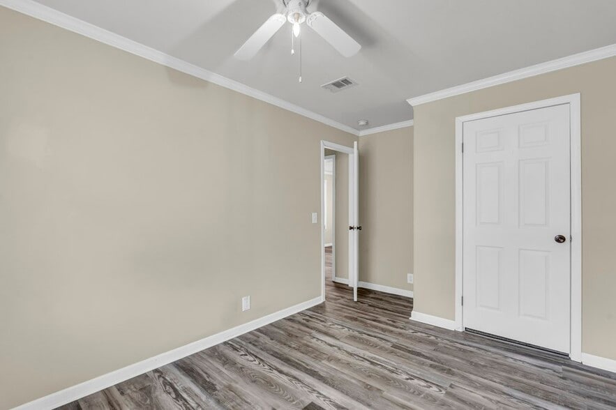 Building Photo - 79 Crest Oak Dr