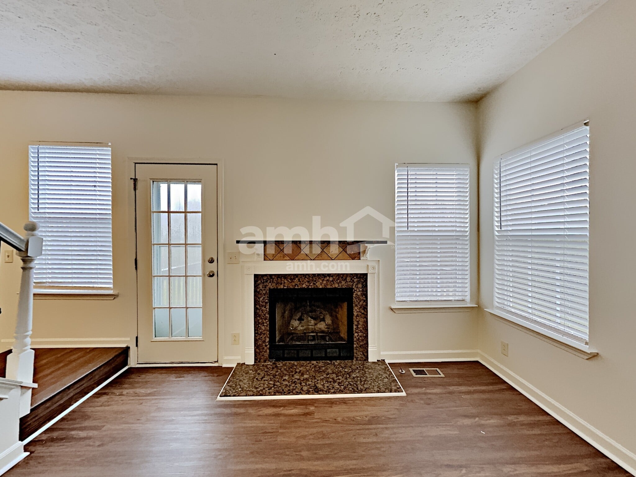 Building Photo - 2960 Riverbend Dr