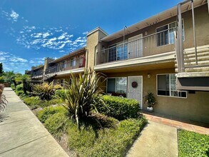 Building Photo - Upgraded and Bright 2nd floor Condo in Rol...