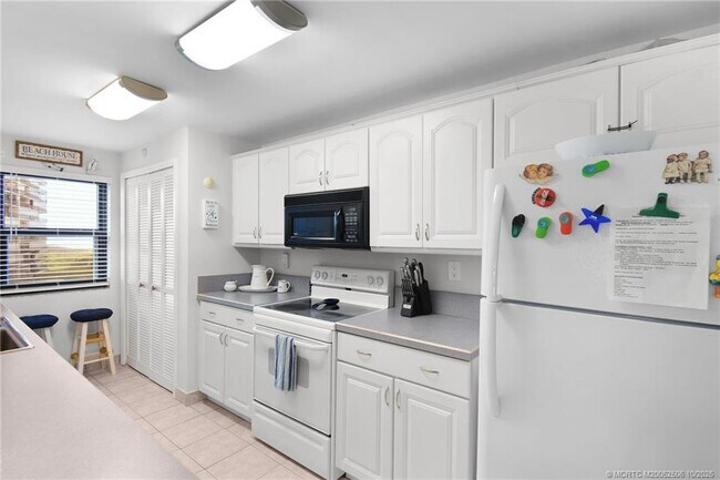 Building Photo - 10044 S Ocean Dr