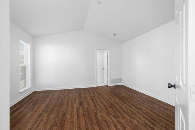 Building Photo - Recently renovated 3 bedroom, 2 bathroom h...