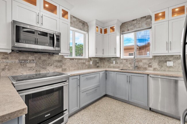 Building Photo - 1040 N Royal Poinciana Blvd