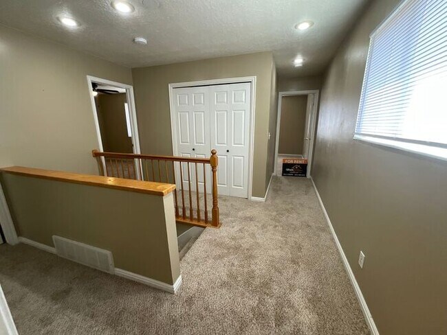 Building Photo - 3 bdrm 2 1/2 bath Townhome