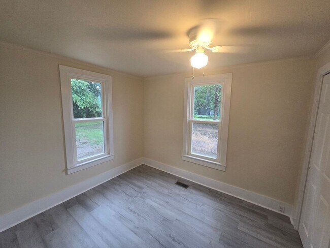 Building Photo - ADORABLE BUNGALOW IN SUSSEX COUNTY