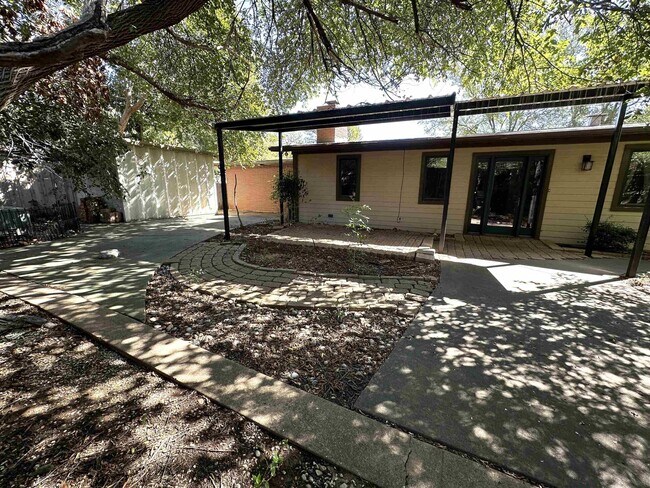 Building Photo - 2400 Martin St