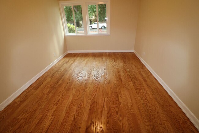 Building Photo - Charming home in West Hills adjacent neighborhood!