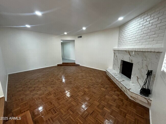 Building Photo - 1536 W Glenn Dr