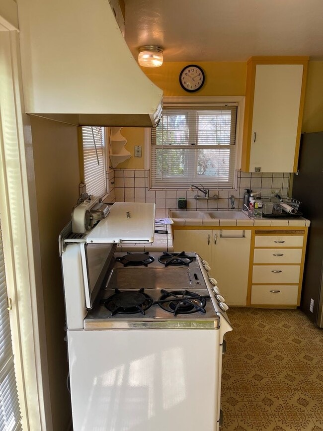 Building Photo - Chula Vista 4.5 Bedrooms and 3 Bathrooms -...