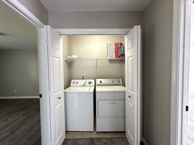 Building Photo - 5 Bedroom, 3 Bath Home Priced to Rent!