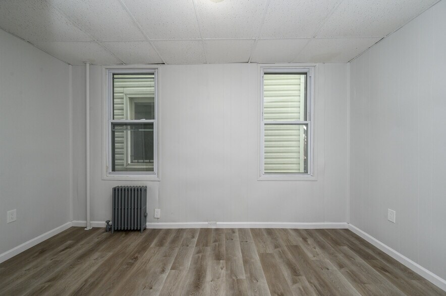 Building Photo - 23 Komorn St
