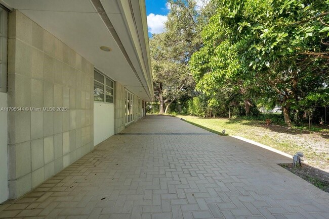 Building Photo - 5305 SW 62nd Ave