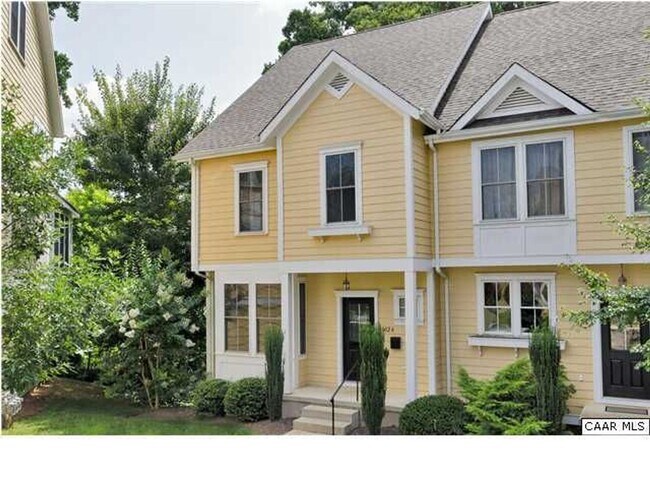 Primary Photo - Spacious 3 Bedroom Townhouse Close to Down...