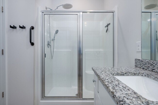 Building Photo - Like New, One-Level Living