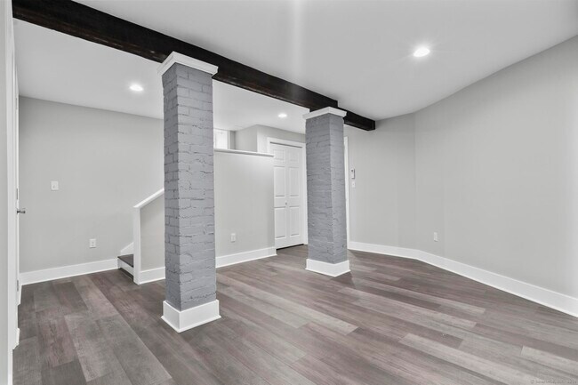 Building Photo - 548 Ferry St