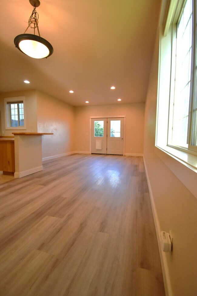 Building Photo - Fantastic end unit condo in Westgate subdi...