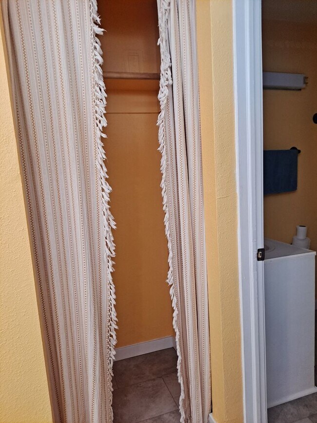 Building Photo - ALL PROSPECTIVE TENANTS MUST SUBMIT A $58 NON-REFUNDABLE APPLICATION FEE PER APPLICANT ONLINE AND...