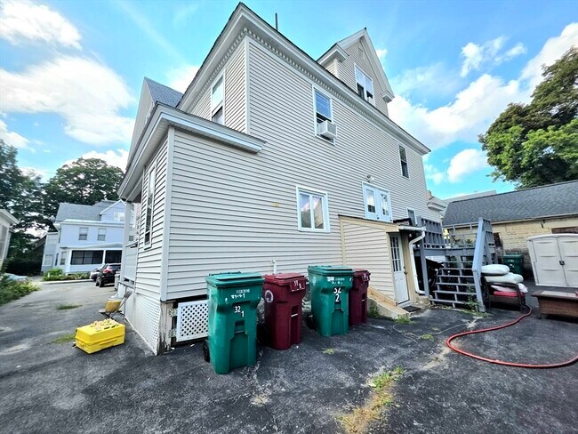 Building Photo - 32 Burtt St