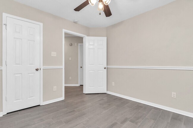 Building Photo - 1715 Parkview Ln