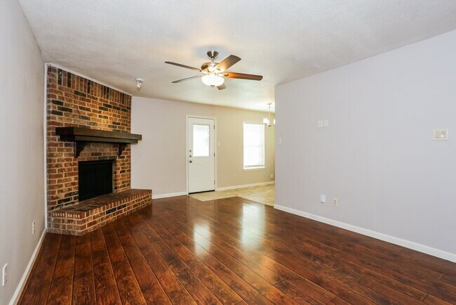 Building Photo - 5907 Willow Crest Dr