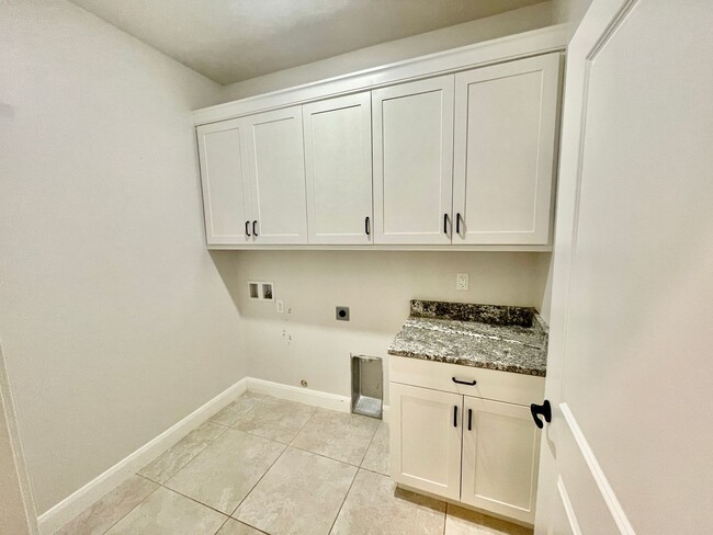 Building Photo - Beautiful Pet-Friendly 4-BR Home in Hurricane