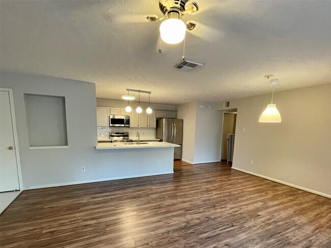 Building Photo - 8051 Bay Branch Dr
